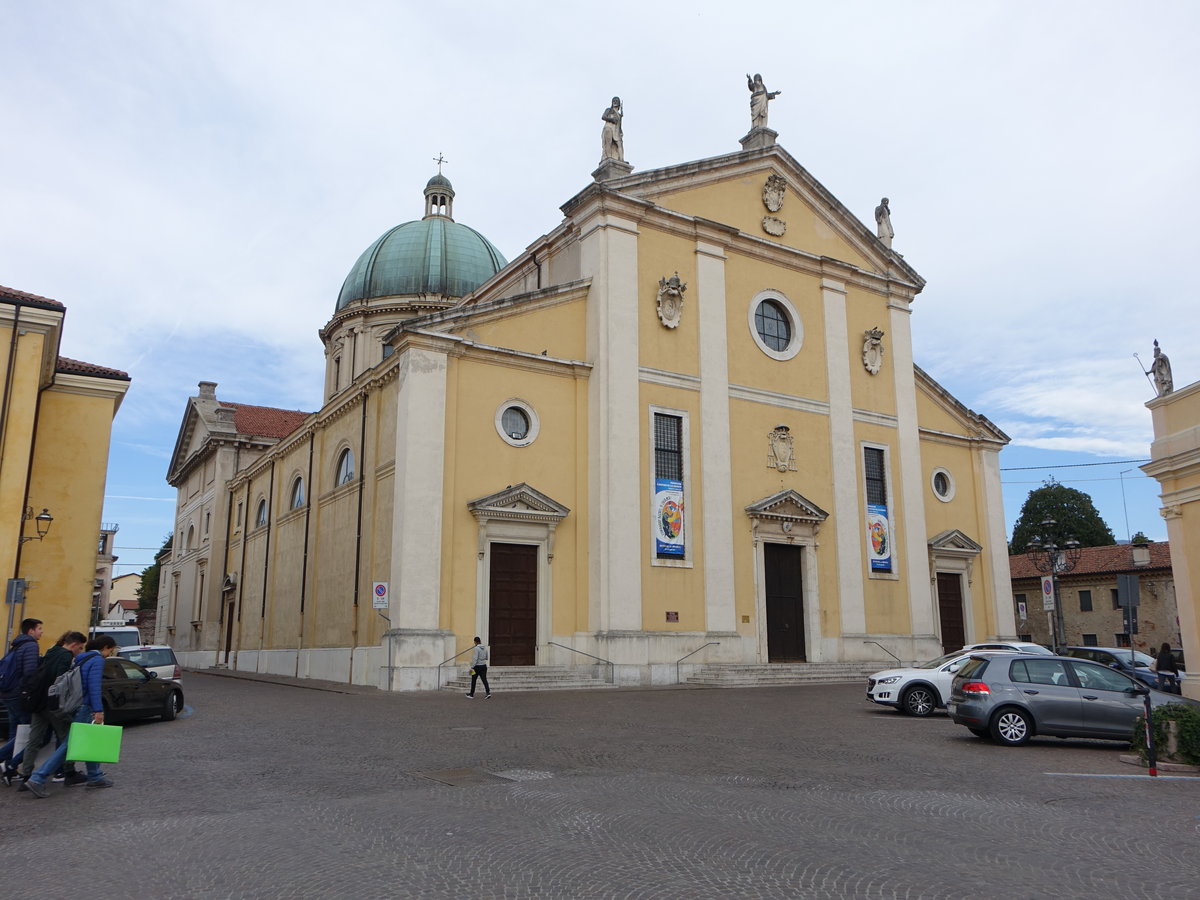 Thiene, Dom St. Maria Assunta, erbaut von 1625 bis 1630 durch A. Maganza, von 1927 bis 1932 wurde die Kuppel nach Plnen des Architekten Pasinati errichtet (28.10.2017)