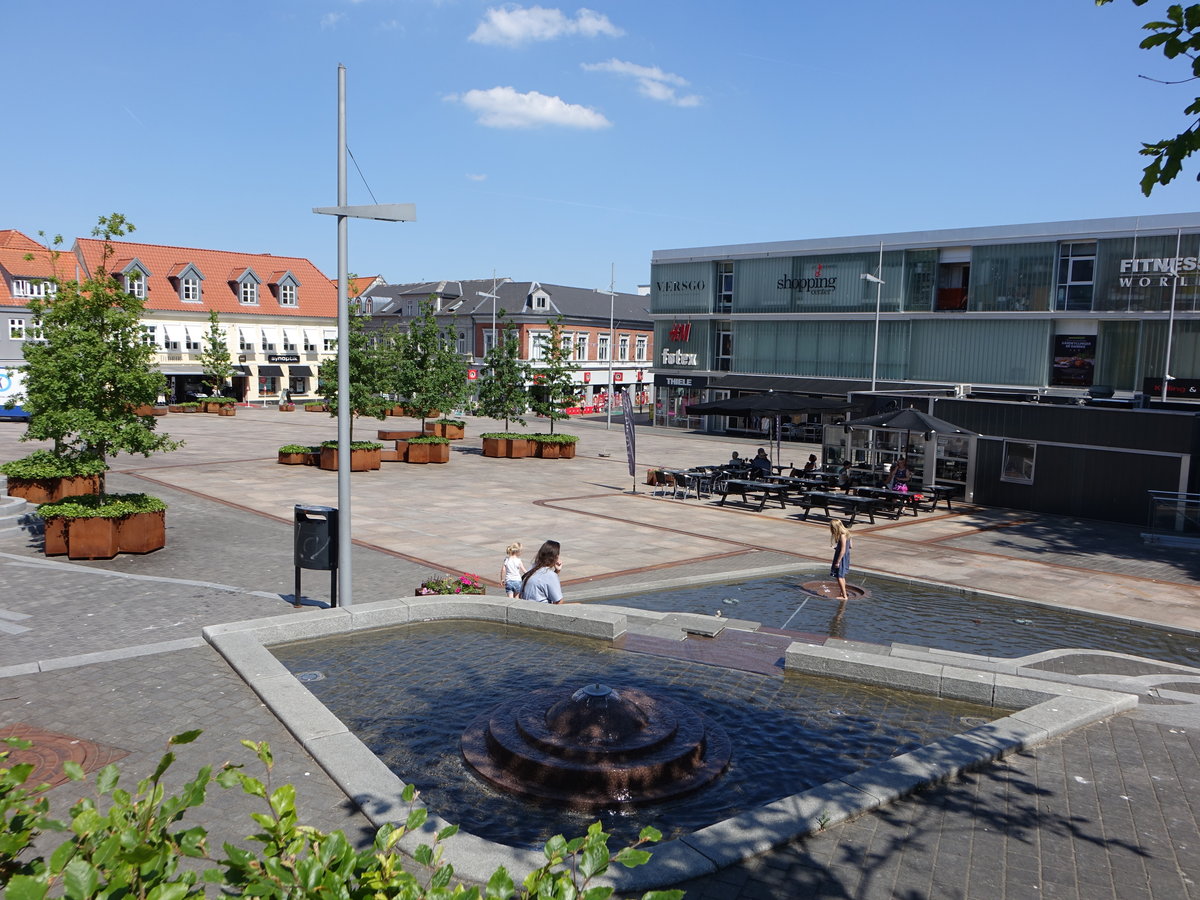 Thisted, Brunnen und Einkaufszentrum am Hauptplatz Store Torv (08.06.2018)