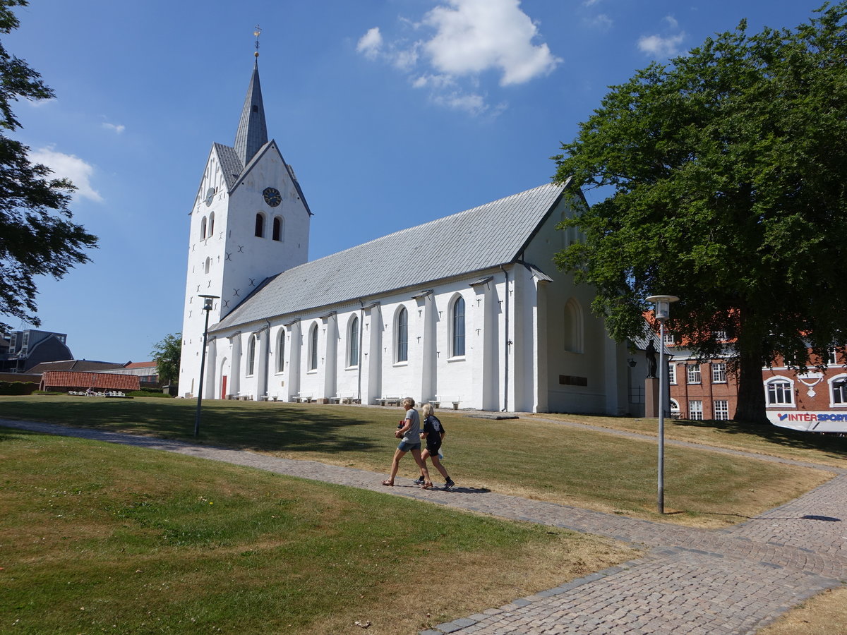 Thisted, Ev. Kirche in der Vestergade, erbaut um 1500 aus Backstein und Kalkstein, sptgotisches Langhaus (08.06.2018)