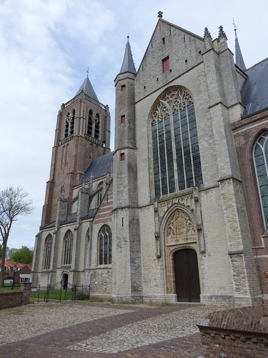 Tholen, Onze-Lieve-Vrouwekerk, kreuzfrmige Basilika im Stil der reifen Brabanter Gotik, erbaut im 14. Jahrhundert, Langhaus und Querhaus erbaut von 1460 bis 1520 (10.05.2016)