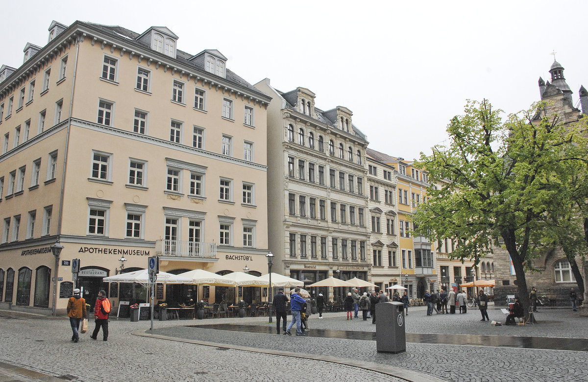 Thomaskirchhof in Leipzig mit den renovierten Huser gegenber der Thomaskirche. Aufnahme: 29. April 2017.