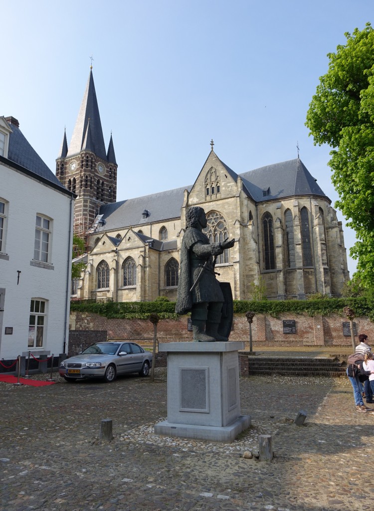 Thorn, Abteikirche und Ansfried Standbild, erbaut ab dem 12. Jahrhundert, Turm erbaut von 1860 bis 1881 durch Pierre Cuypers (02.05.2015)