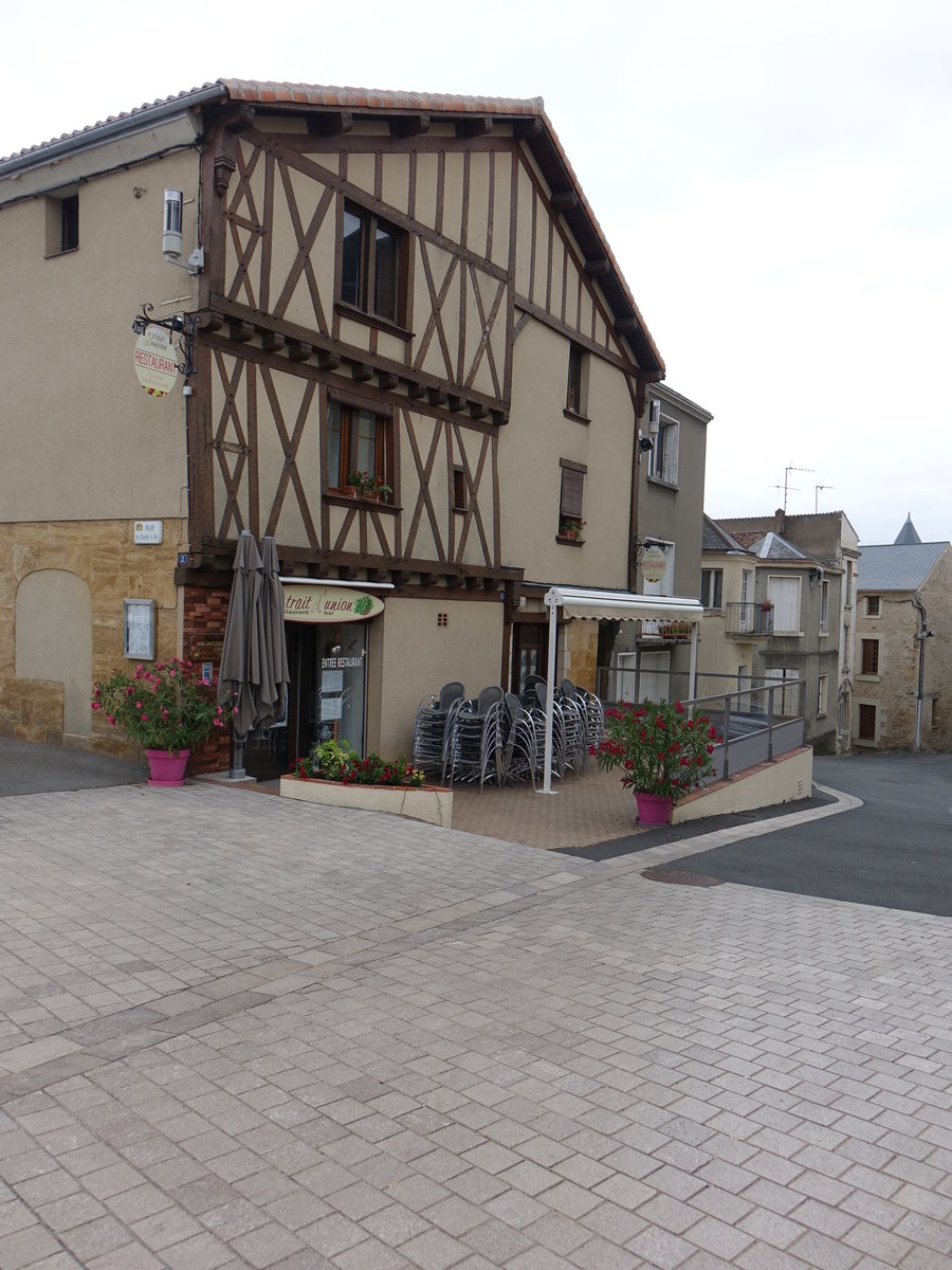 Thouars, altes Fachwerkhaus am Place Saint-Medard (12.07.2017)