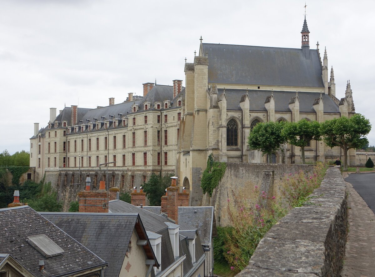 Thouars, Schloss der Herzge von La Trmoille, erbaut von 1635 bis 1638 (12.07.2017)