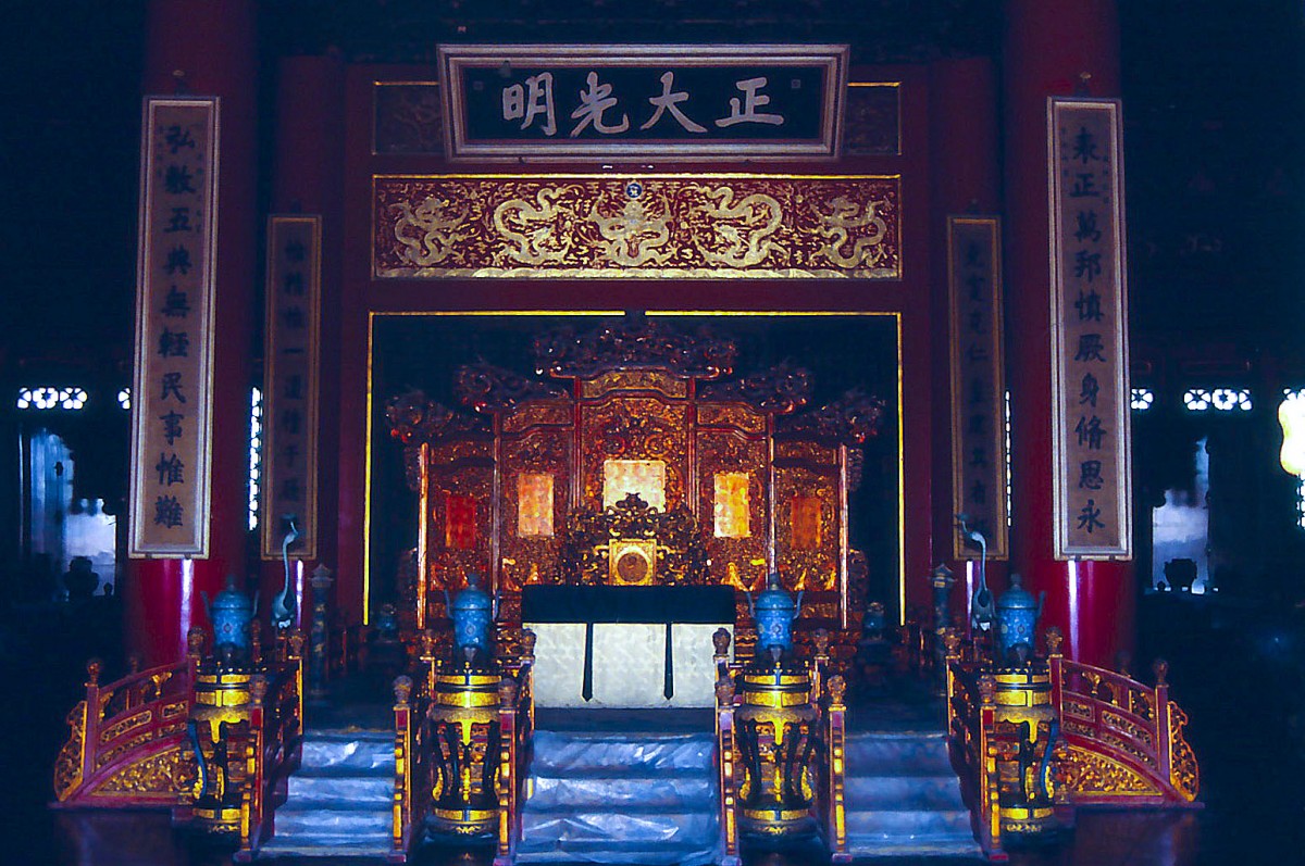 Thron im Palast der himmlischen Klarheit in der Verbotenen Stadt in Peking. Aufnahme: Mai 1989 (Bild vom Dia).