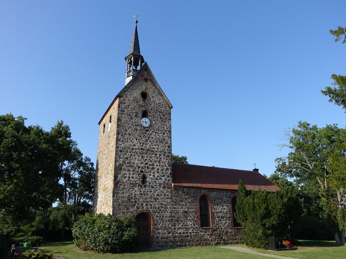 Thritz, evangelische Kirche, sptromanischer Feldsteinbau aus dem 13. Jahrhundert (13.08.2025)