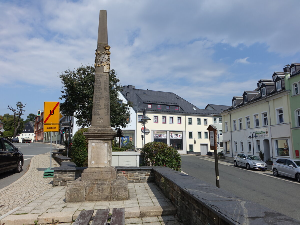 Thum, kurschsische Postmeilensule von 1727 am Markt (20.08.2023)