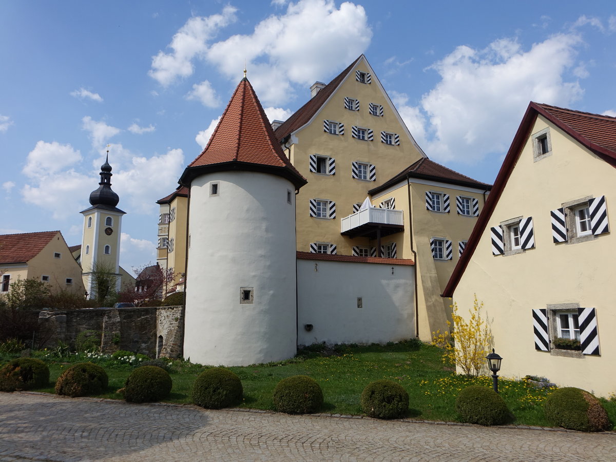 Thumsenreuth, Schloss, dreigeschossiger Bau ber hohem Keller, mit steilem Satteldach, nordwestlichem, turmartigem Anbau mit Eckerker, erbaut ab 1735 (22.04.2018)