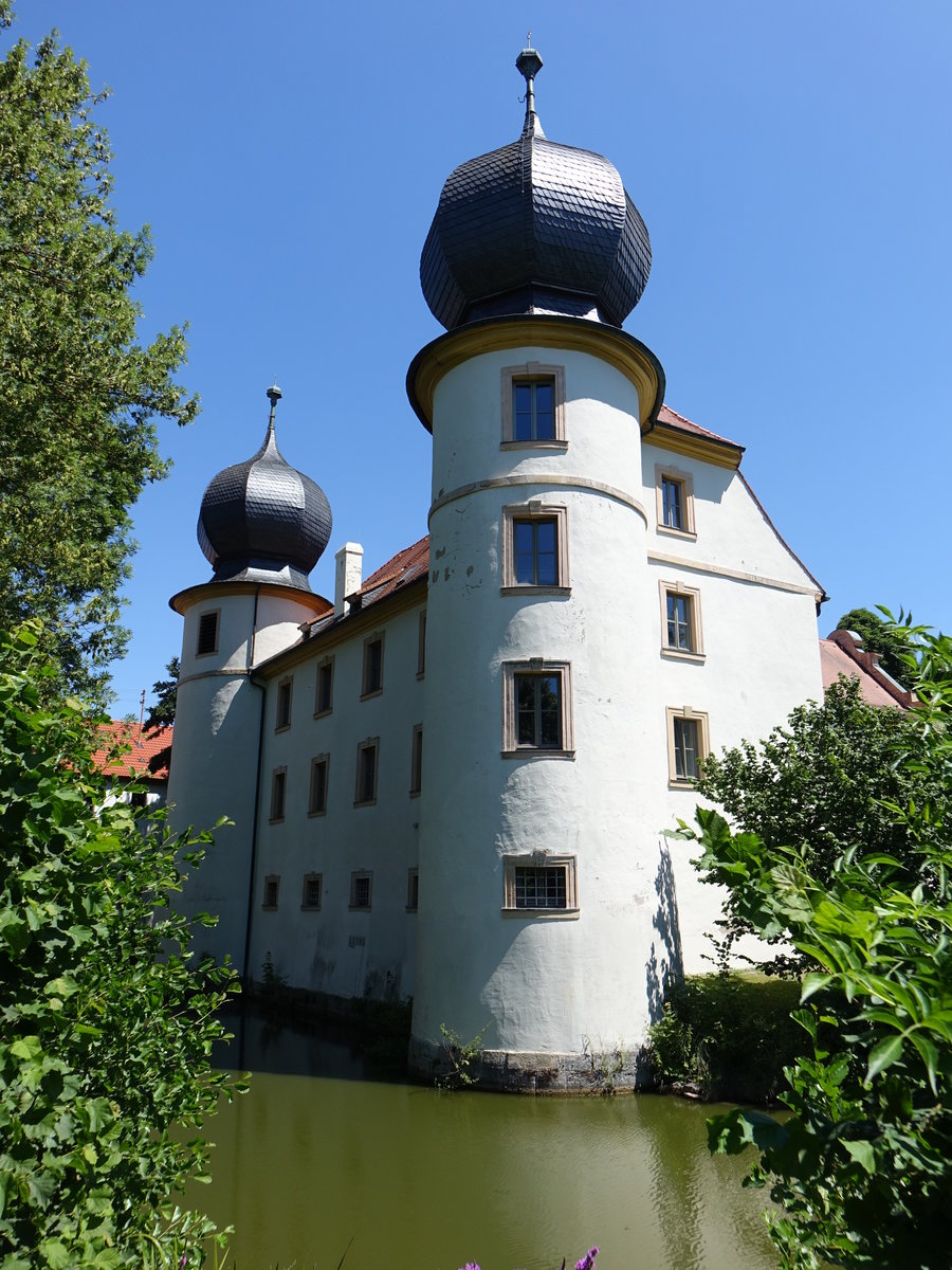 Thundorf, Wasserschloss, Dreigeschossiger Massivbau mit Halbwalmdach und zwei viergeschossigen Rundtrmen mit Zwiebelhauben am nrdlichen und sdlichen Gebudeende, erbaut um 1600 (07.07.2018)