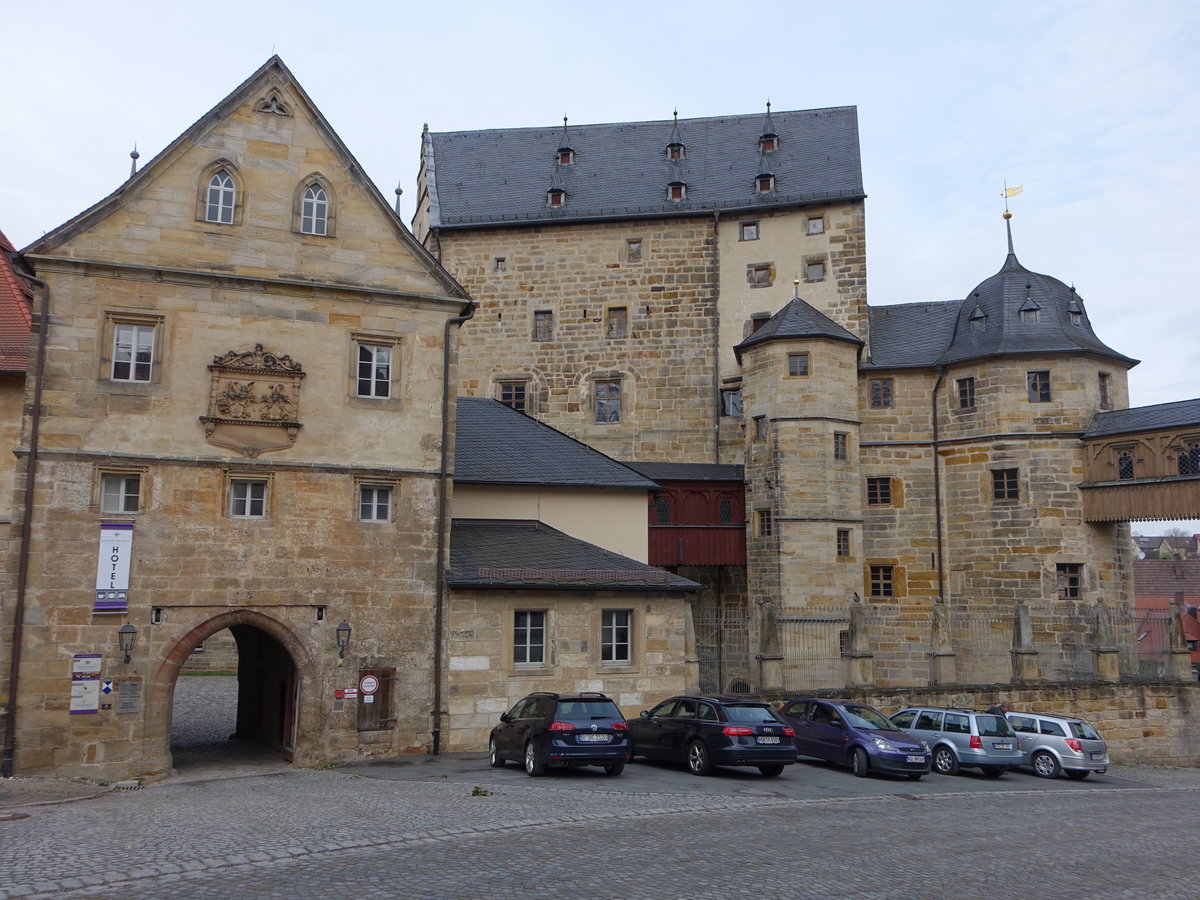 Thurnau, Schloss, siebenstckigen Kemenate erbaut im 13. Jahrhundert durch die  Ritter von Frtsch, heute  Forschungsinstitut fr Musiktheater der Universitt Bayreuth (16.04.2017)