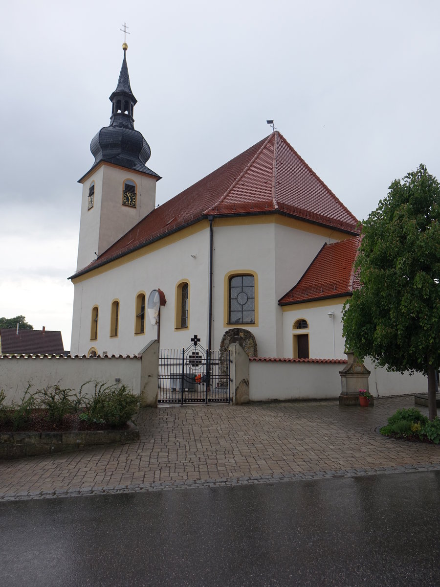 Thurndorf, Pfarrkirche St. Jakobus, Saalkirche mit Steildach und dreiseitig geschlossenem Chor, Westturm mit Zwiebelhaube und Spitzhelm, erbaut um 1760 (20.05.2018)