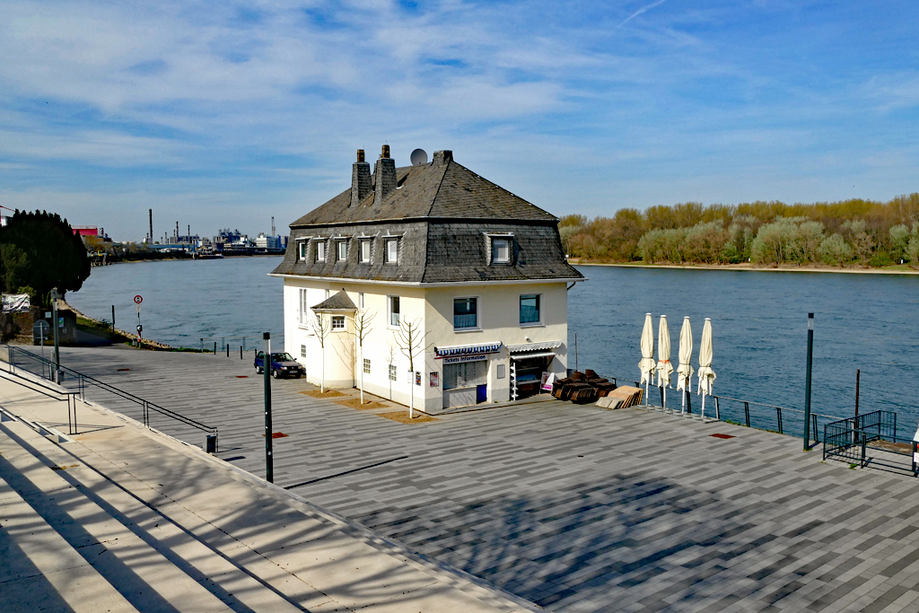 Ticketinformation und Imbiss an der Rheinuferpromenade in Wesseling - 31.07.2017