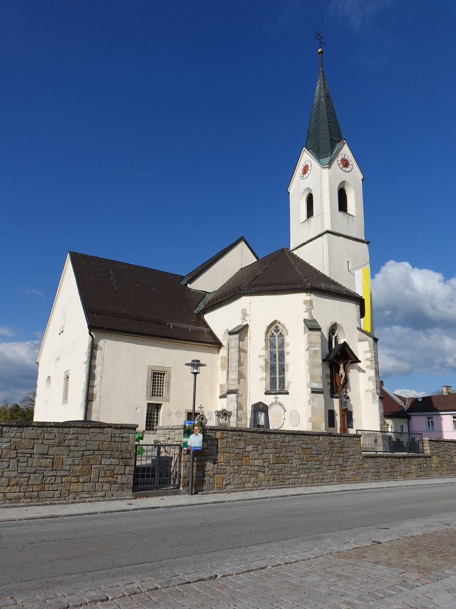 Tiefenbach, kath. Pfarrkirche St. Margaretha, Saalkirche mit eingezogenem Polygonalchor, Chorflankenturm und mchtiger zweigeschossiger Taufkapelle und Sakristei, erbaut im 15. Jahrhundert (21.10.2018)