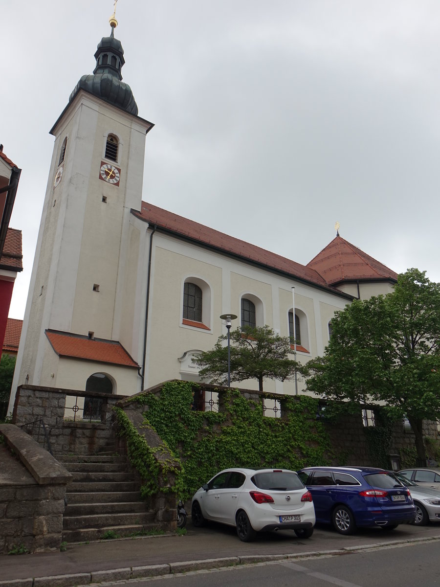 Tiefenbach, kath. Pfarrkirche St. Vitus, Saalbau mit abgewalmtem Satteldach, Querhaus und Fassadenturm mit Zwiebelhaube, Kirchturm erbaut von 1719 bis 1721, Langhaus und Chor erbaut 1914 (04.06.2017)