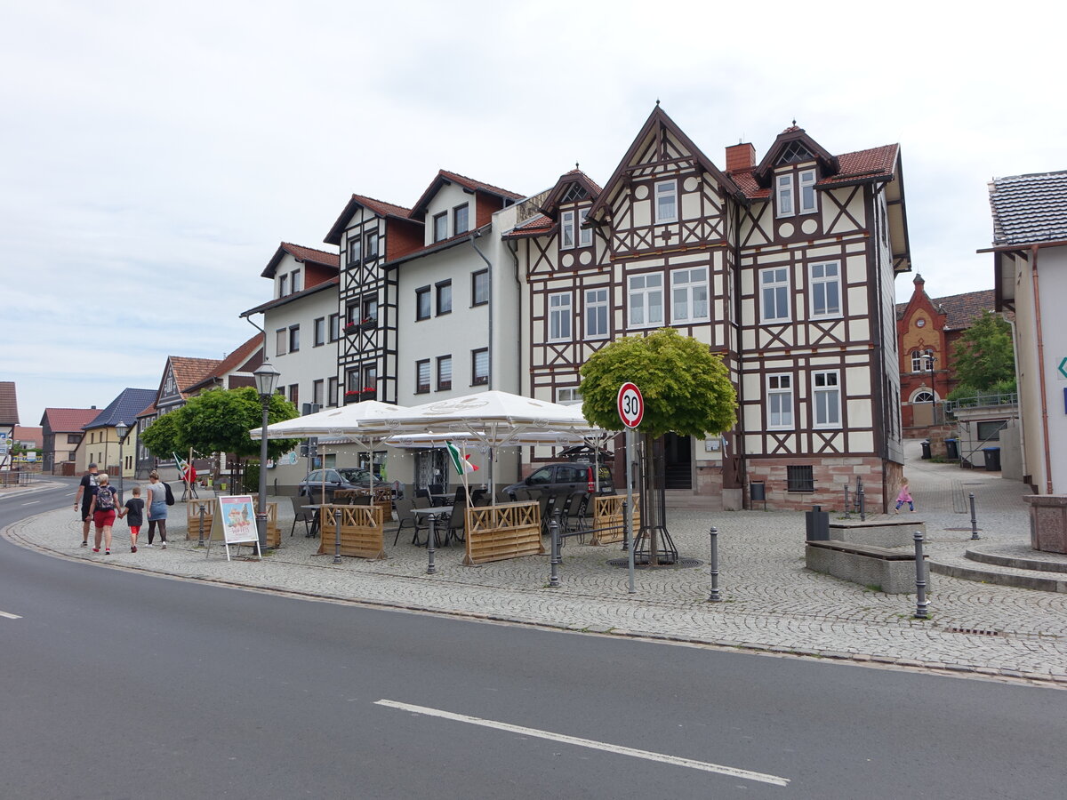 Tiefenort, Fachwerkhuser am Marktplatz (05.06.2022)