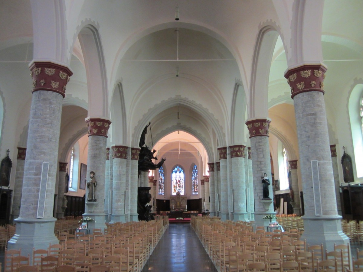 Tielt, Innenraum der St. Pieterskerk, Einrichtung von 1884 bis 1889 von Pieter Cools, Glasfenster von Cesar Vanhevel und Max Weiss (01.07.2014)