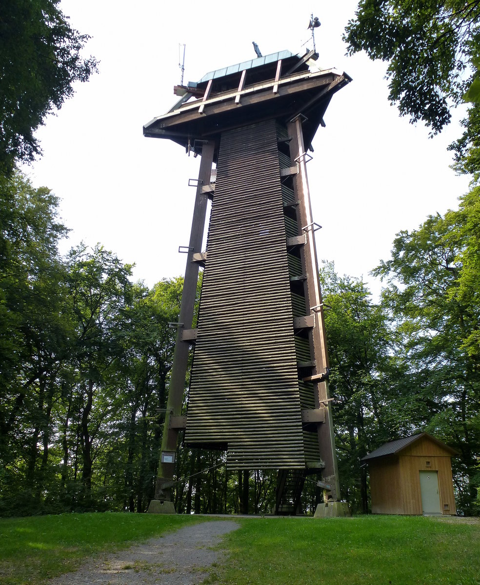 Tiengen, der 37m hohe Aussichtsturm auf dem 458m hohen Vitibuck, dem Hausberg der Stadt, 1979 eingeweiht, Sept.2015