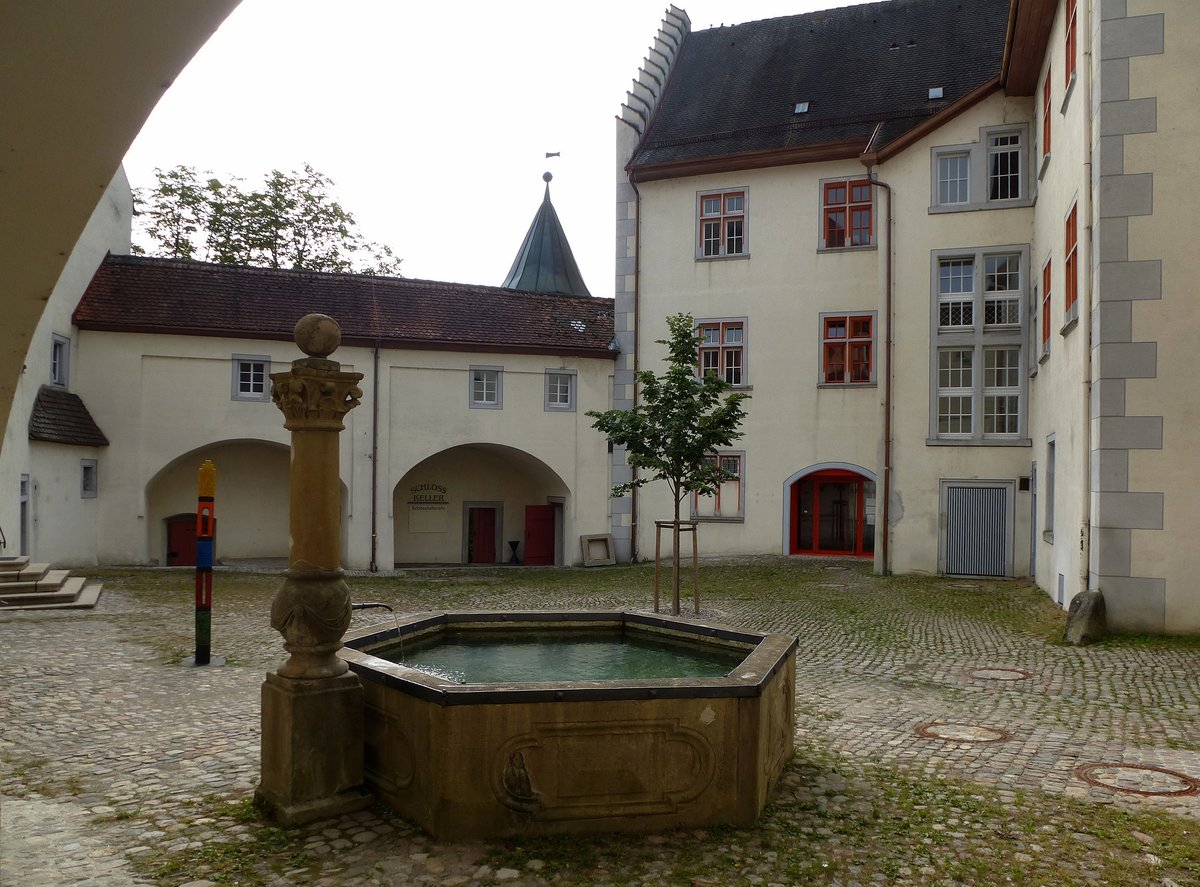 Tiengen, Blick in den Schlohof mit Brunnen, Sept.2015