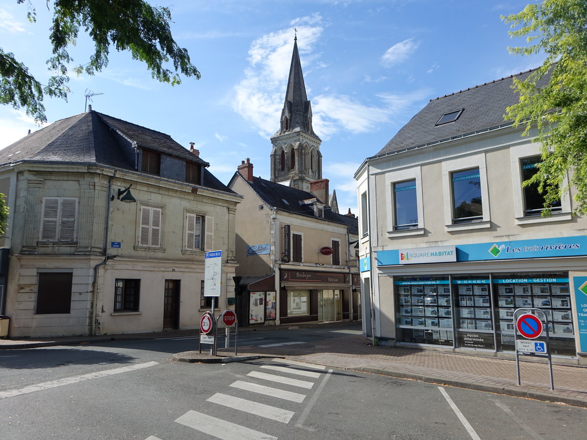 Tierce, Häuser und St. Marcel Kirche am Place de la Mairie (09.07.2017)