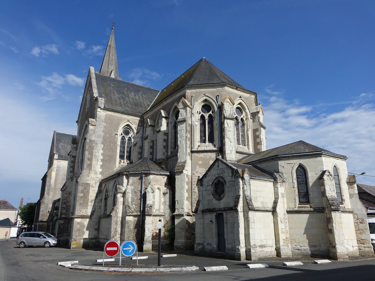 Tierce, Kirche St. Marcel-de-Chalon, erbaut im 19. Jahrhundert mit 55 Meter hohem Glockenturm (09.07.2017)