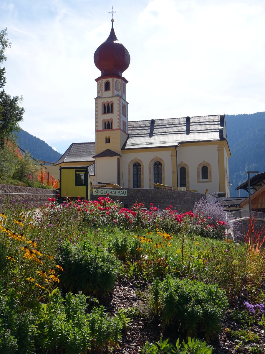 Tiers, Pfarrkirche St. Georg, sptgotischer Chor, Langhaus erbaut im 18. Jahrhundert (14.06.2019)