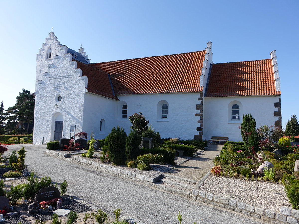 Tilst, romanische Ev. Kirche aus Feldstein, erbaut im 12. Jahrhundert, Turm und Waffenhaus sptmittelalterlich (24.07.2019)