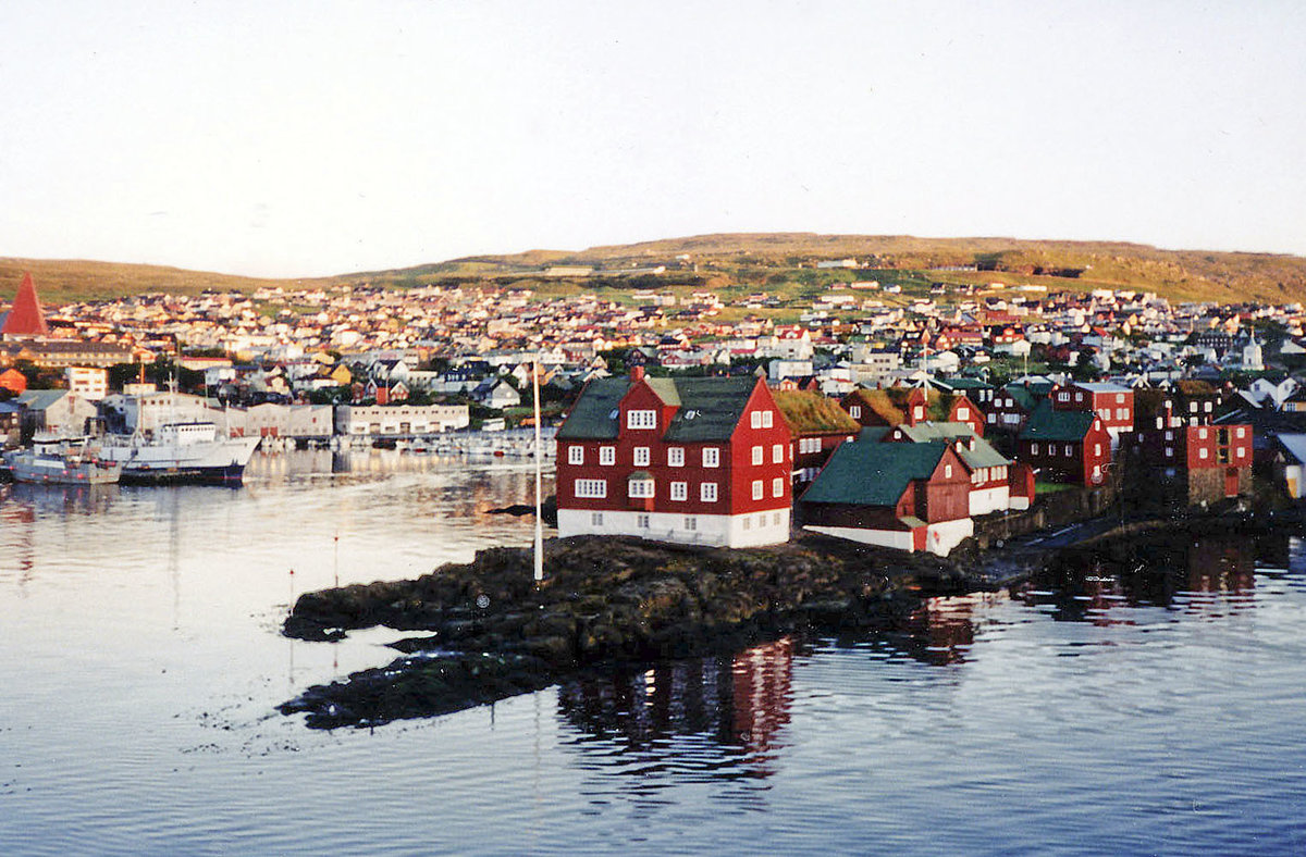 Tinganes in Trshavn vom Schiff aus gesehen. Bild vom Analogfoto. Aufnahme: August 1995.
