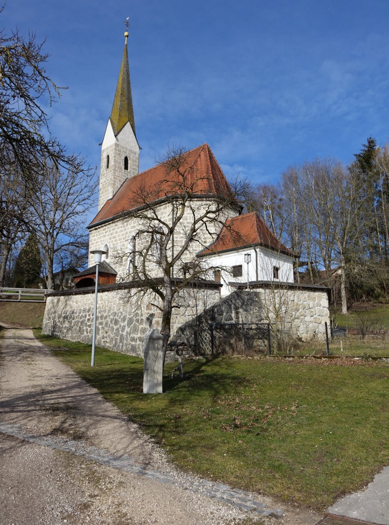 Tinning, St. Nikolaus Kirche, kleiner Nagelfluhquaderbau mit Langhaus und Chor von gleicher Breite, um 1500 (14.02.2016)