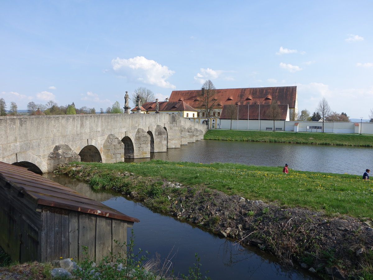 Tirschenreuth, ehemaliger konomiehof des Klosters Waldsassen, sogenannter Fischhof, jetzt Amtsgericht, erbaut ab 1680, davor zehnjochige Bogenbrcke aus Granitquadern mit Wappenkartusche (22.04.2018)