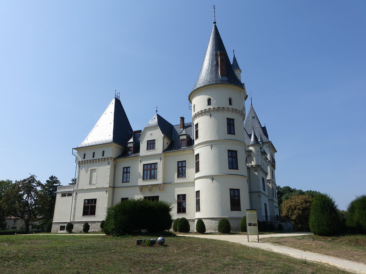 Tiszadob, Schloss Andrassy, erbaut von 1880 bis 1885 durch den Ministerprsident Gyula Andrssy (05.09.2018)