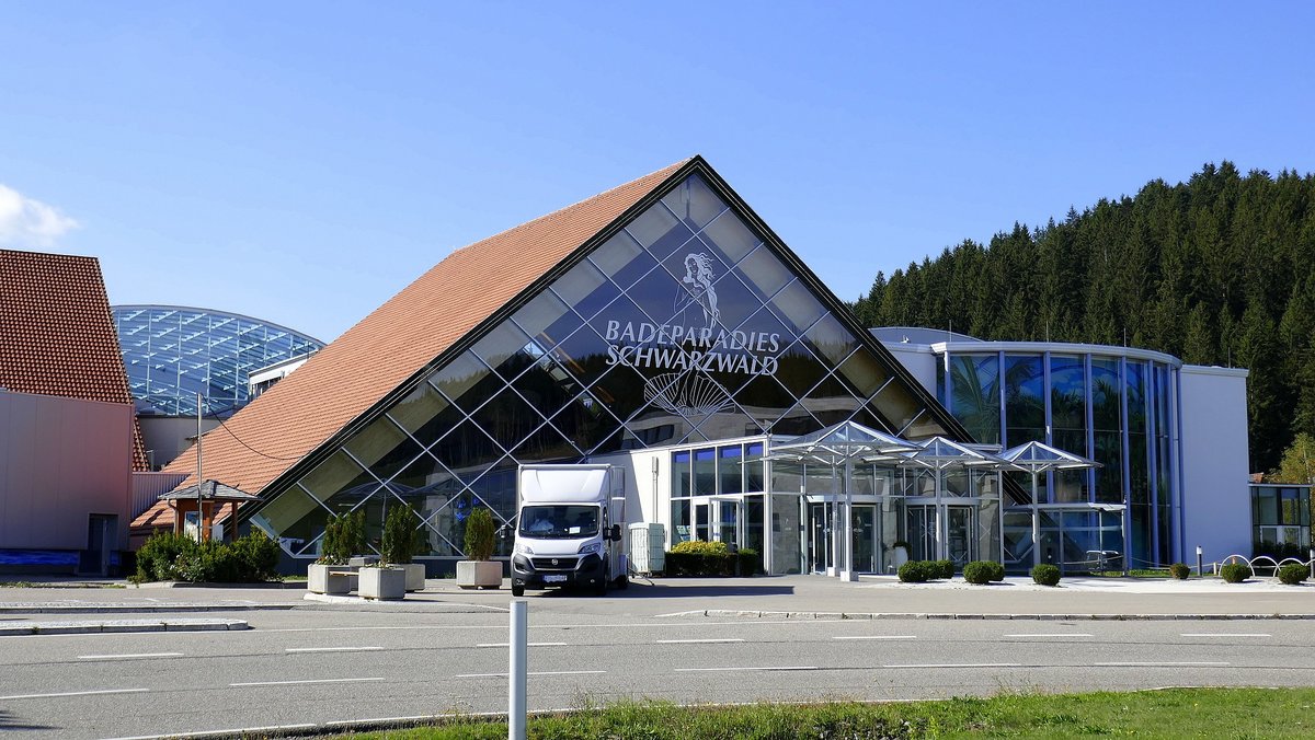 Titisee, Haupteingang zum  Badeparadies Schwarzwald , eröffnet Dez.2010, mehrfach erweitert zur  Schwarzwaldkaribik  mit über 300 echten Palmen, Sept.2019