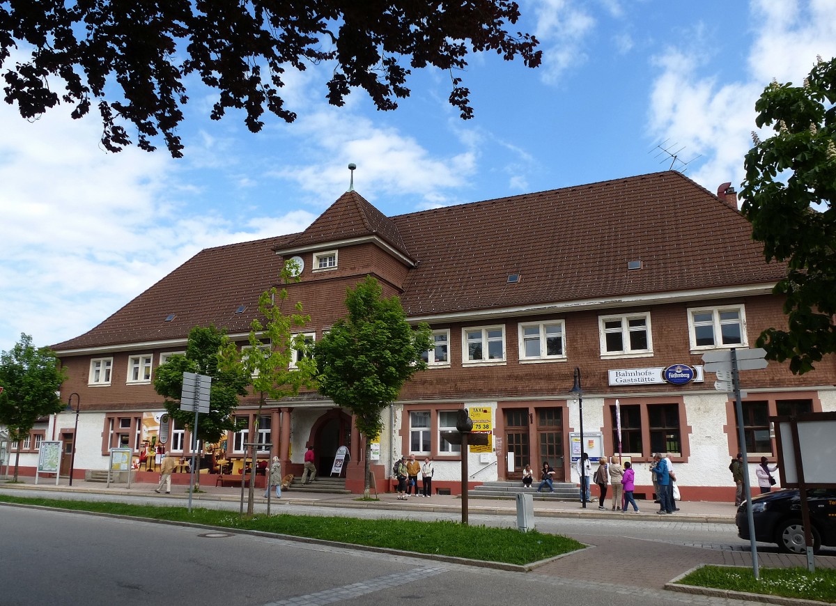 Titisee/Schwarzwald, der Bahnhof von der Straenseite, Juni 2014