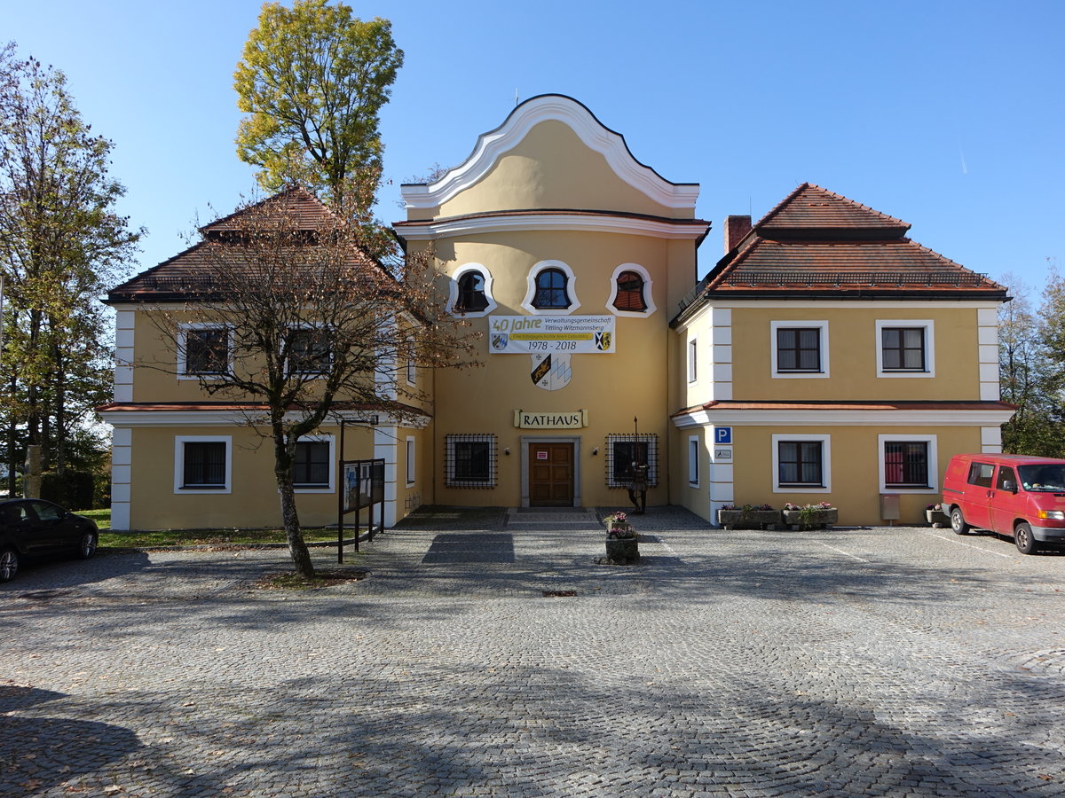 Tittling, Rathaus im Grafenschll am Marktplatz, erbaut im 19. Jahrhundert (22.10.2018)