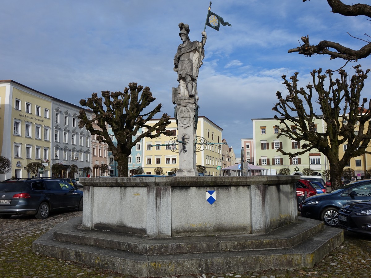 Tittmoning, Florianbrunnen, lebensgroe Steinfigur des hl. Florian von 1706, achteckiges Brunnenbecken von 1902 (14.02.2016)