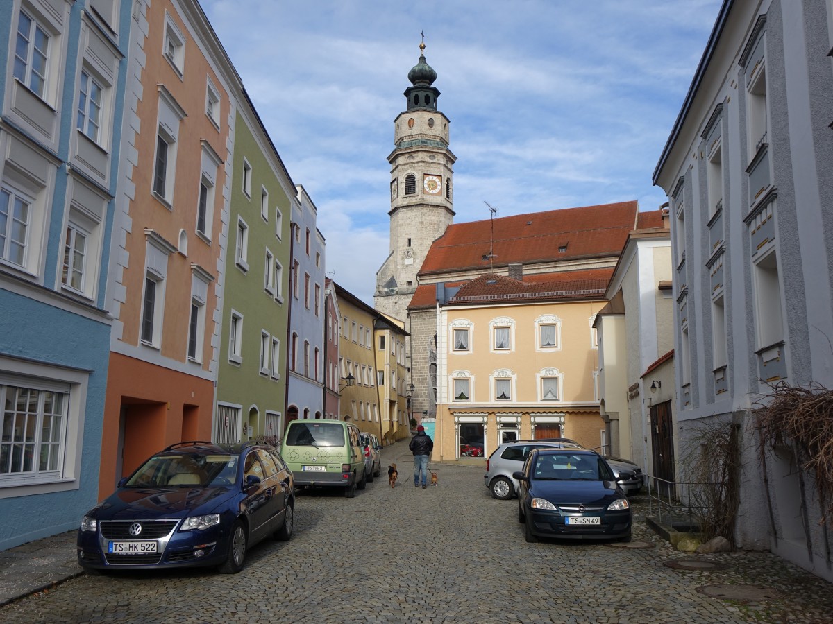 Tittmoning, Kollegiatstiftskirche St. Laurentius, unverputzter Tuffquaderbau mit Chor von 1410, Langhaus von 1514, Westturm von 1672 (14.02.2016)