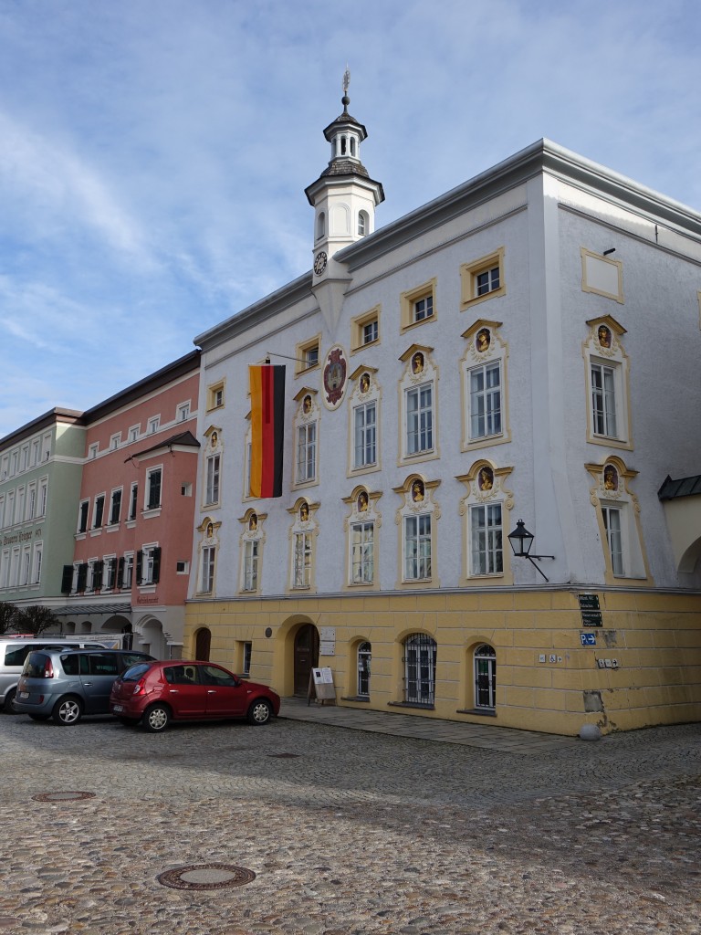 Tittmoning, Rathaus am Stadtplatz, stattliches dreigeschossiges Grabendachhaus mit Dachreiter, Barockfassade von 1711 (14.02.2016)
