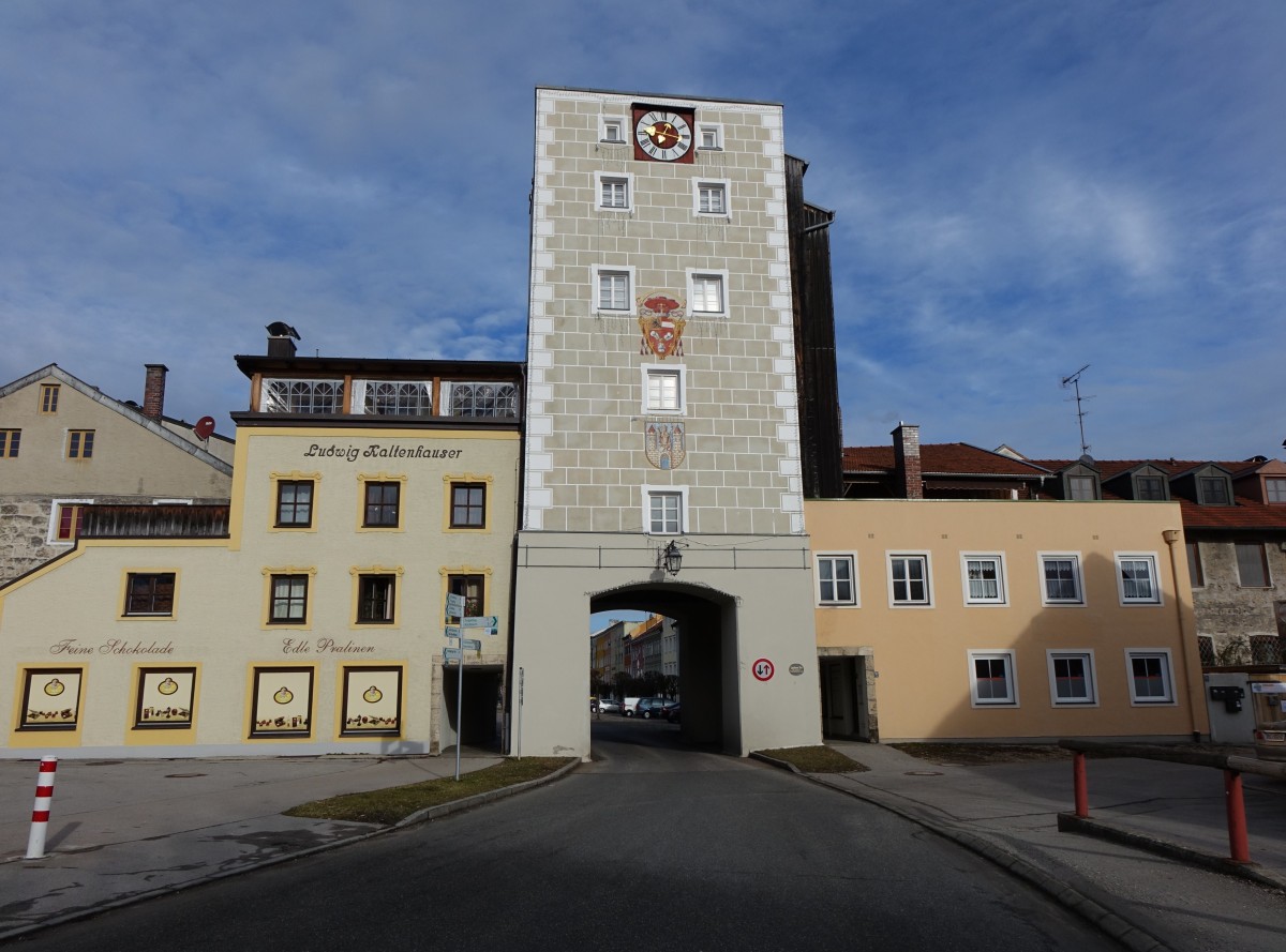 Tittmoning, Salzburger Tor, beidseitig eingebauter fnfgeschossiger Torturm, erbaut im 15. Jahrhundert (14.02.2016)