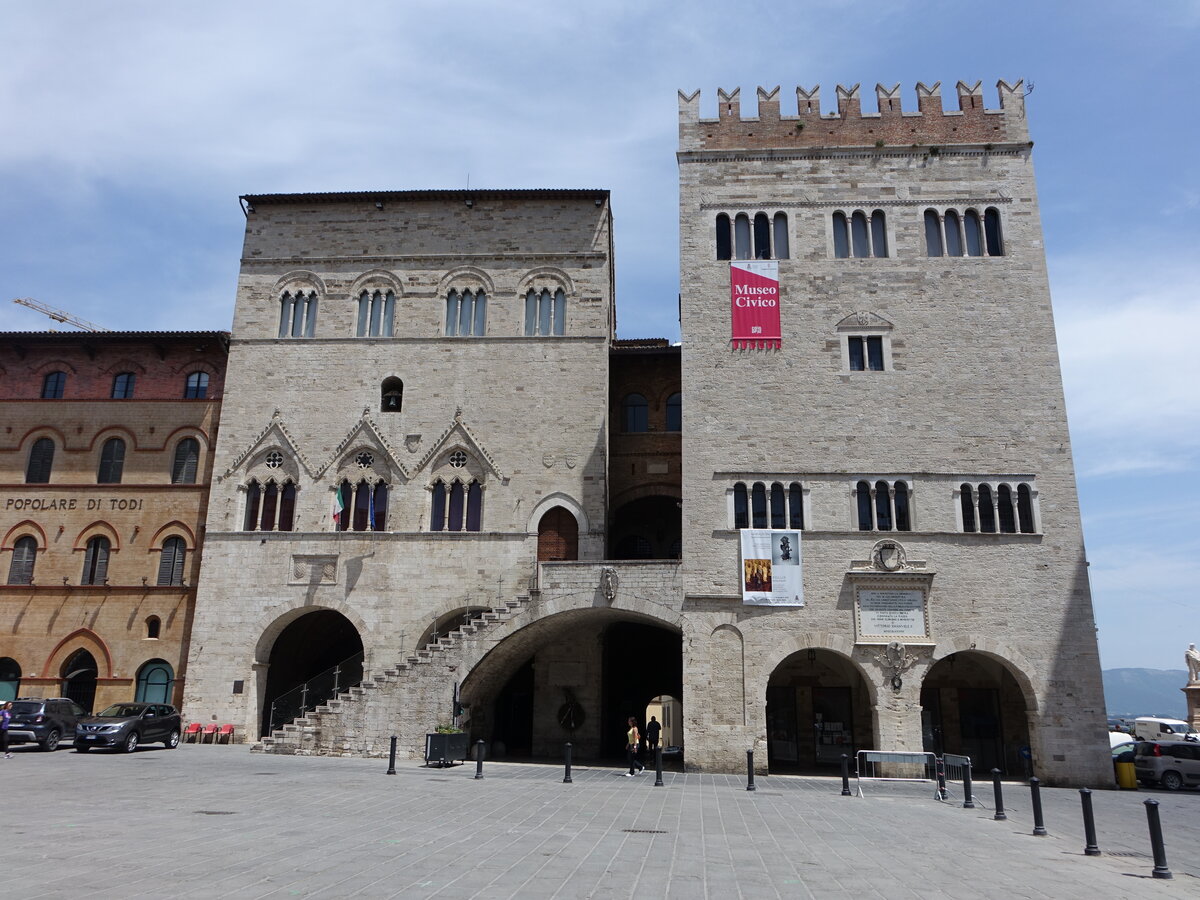 Todi, historische Paläste an der Piazza del Popolo (24.05.2022)