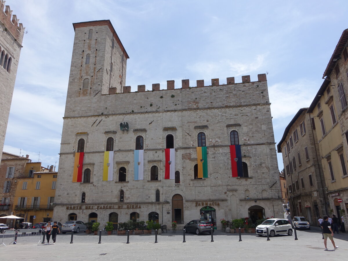 Todi, Rathaus Palazzo dei Priori an der Piazza del Popolo, erbaut 1334 (24.05.2022)