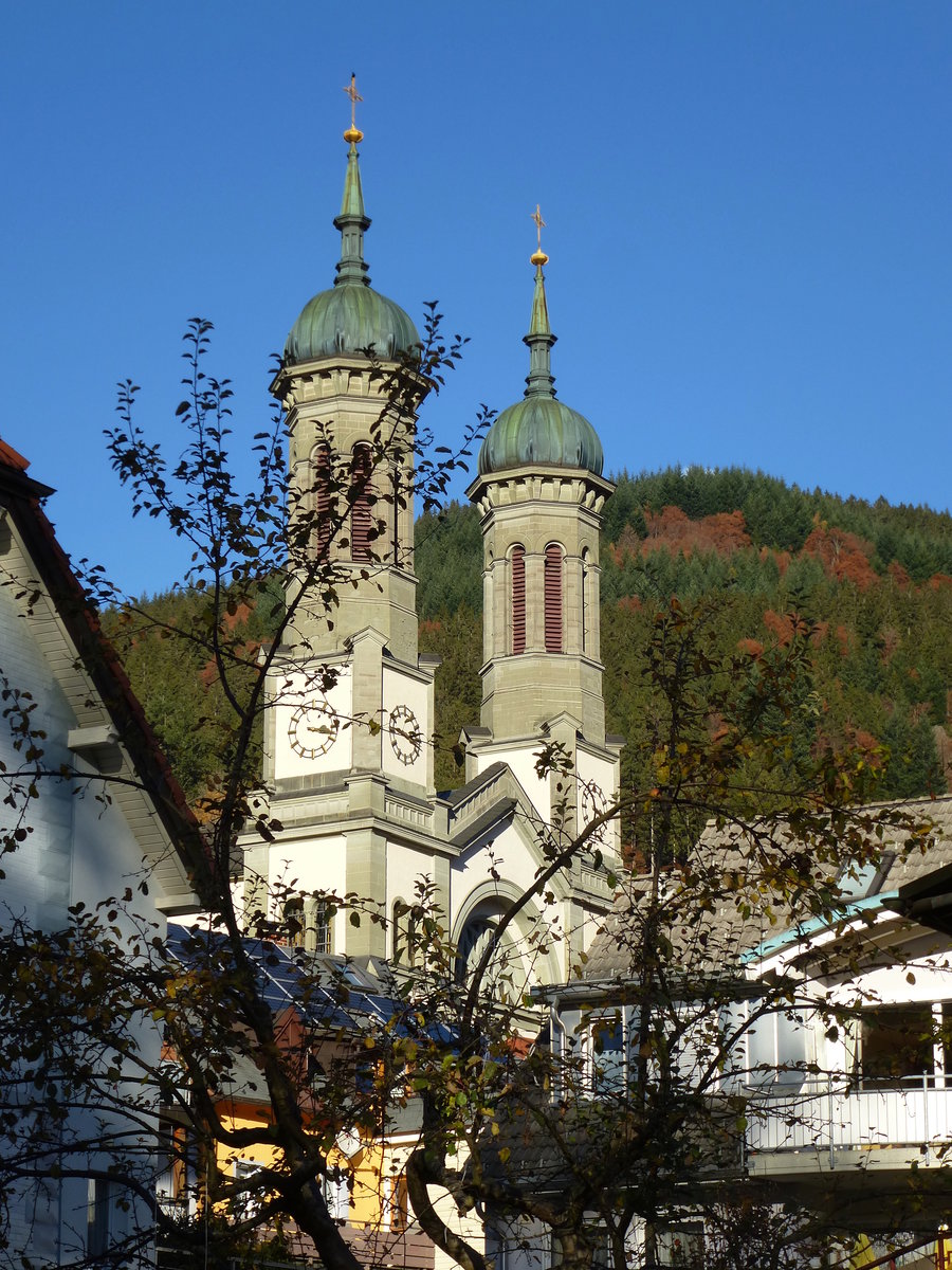 Todtnau, Blick von der M.-Thoma-Strae zur Kirche St.Johannes der Tufer, Nov.2015