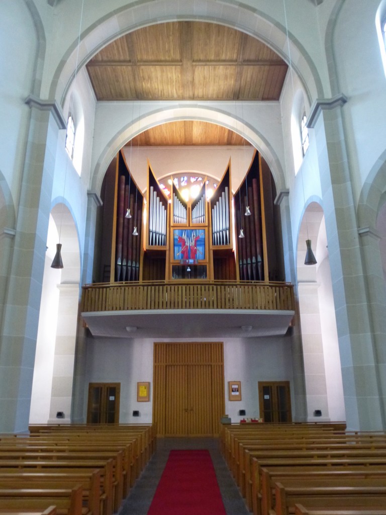 Todtnau, die Orgelempore mit der Rieger-Orgel in der katholischen Pfarrkirche, Aug.2013