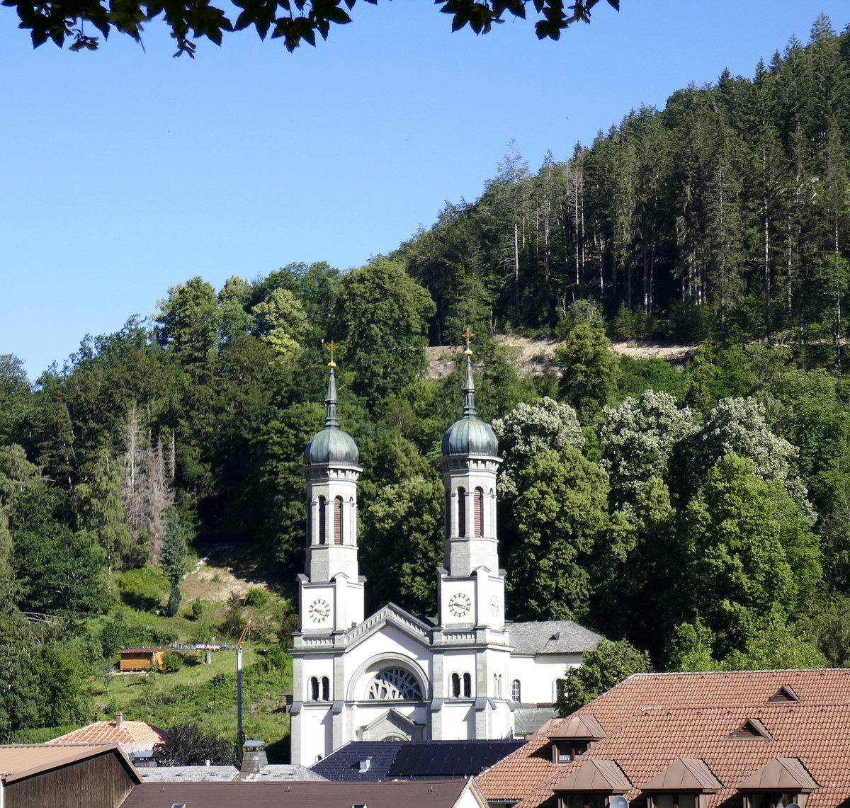 Todtnau im Schwarzwald, die katholische Pfarrkirche St.Johannes der Tufer, erbaut Ende des 19.Jahrhunderts, Juli 2020