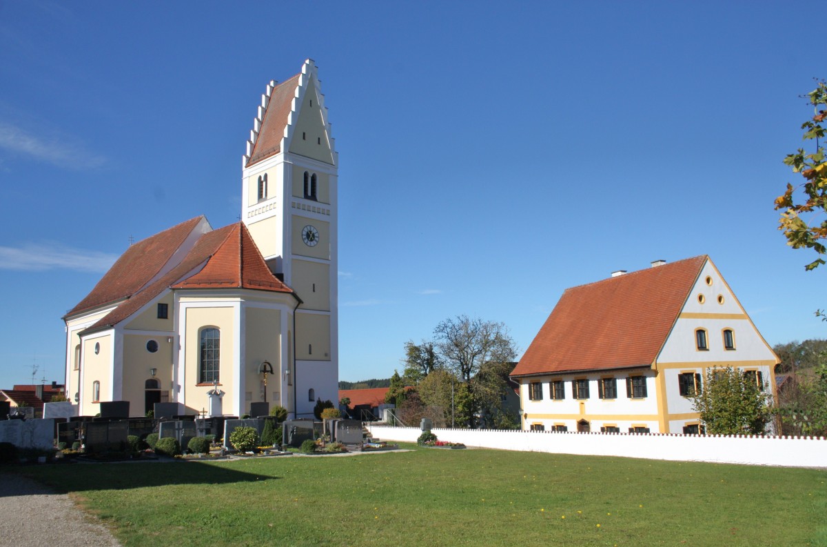 Tdtenried, Pfarrkirche St. Katharina und Pfarrhaus, erbaut von 1722 bis 1723, Saalbau mit Flachtonne und eingezogenem Chor, nrdlicher Satteldachturm mit Treppengiebel, Turm 15. Jahrhundert (19.10.2014)