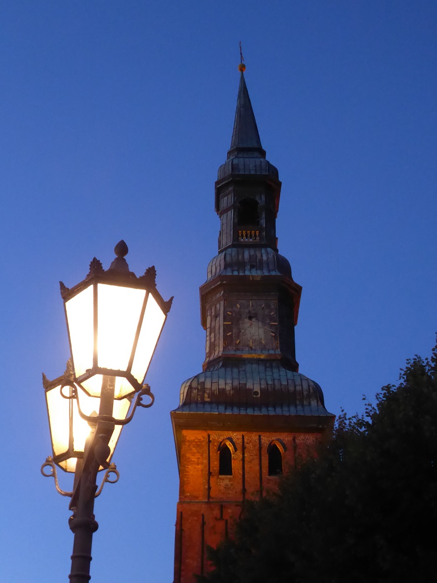 Tnning auf der Halbinsel Eiderstedt am 4.10.2021 um 19:26: die evangelisch lutherische St.-Laurentius-Kirche,   im Ursprung eine mittelalterliche Saalkirche, ihr Barockturm ist mit 62 Metern der zweithchste Kirchturm in Sdschleswig.  (Petra Rse gab die freundliche Genehmigung)