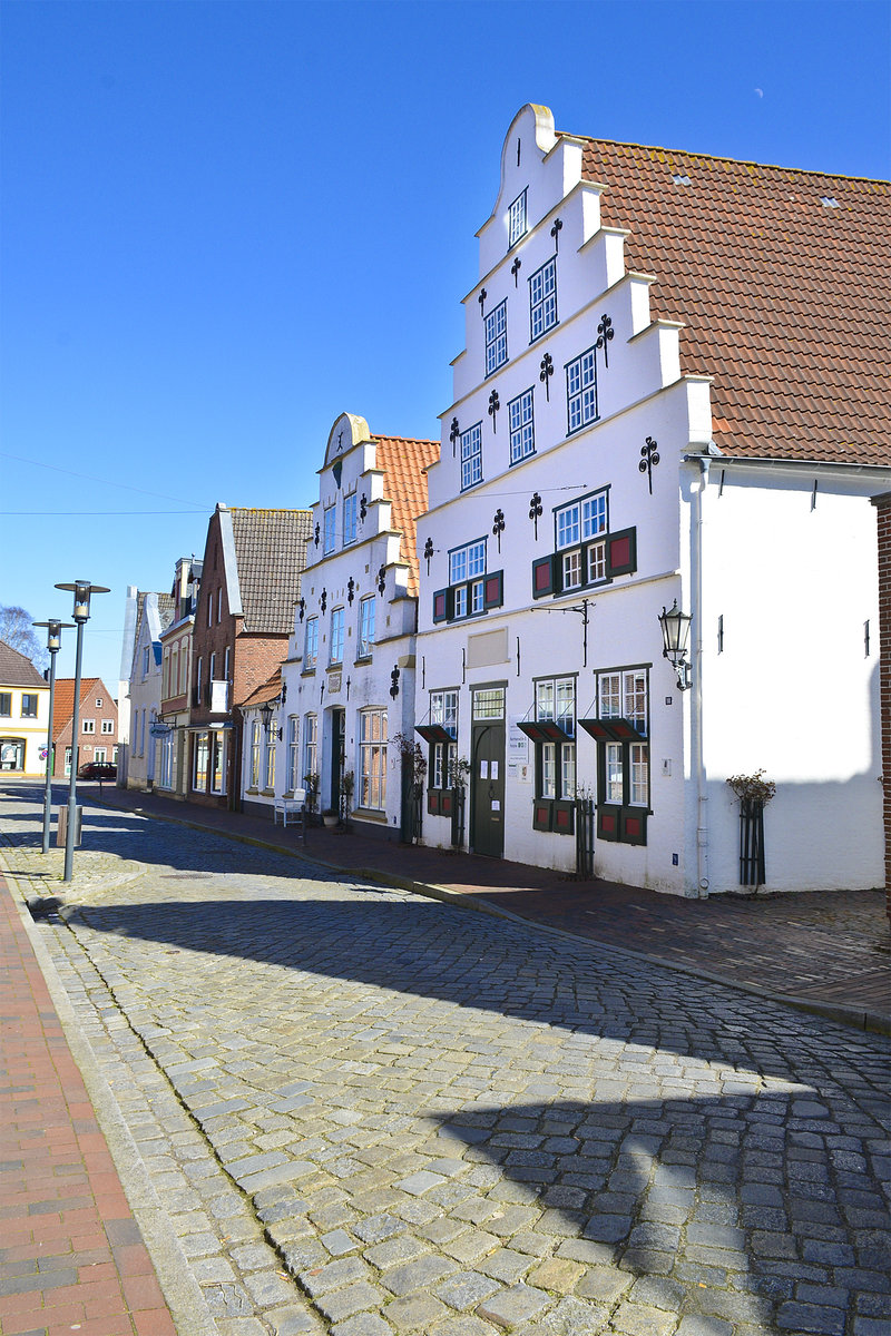 Tnning auf der Halbinsel Eiderstedt: Giebelhuser in der Neustrae. Aufnahme: 31. Mrz 2020.