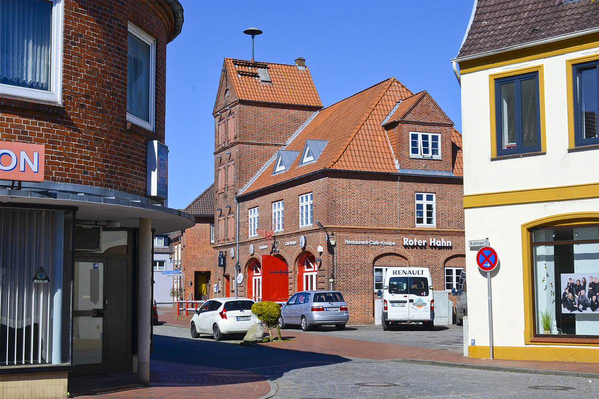 Tnning (Eiderstedt). Der Rote Hahn ist ein paar Gehminuten vom zentralen Tnninger Marktplatz entfernt. Aus der alten Feuerwache der Stadt ist ein Restaurant geworden.
Aufnahme: 31. Mrz 2020.