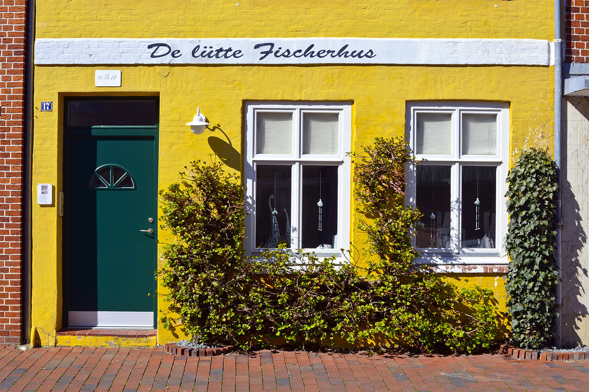 Tnning/Eiderstedt: De ltte Fischerhus (Das kleine Fischerhaus) in der Neustrae. Aufnahme: 31. Mrz 2020.