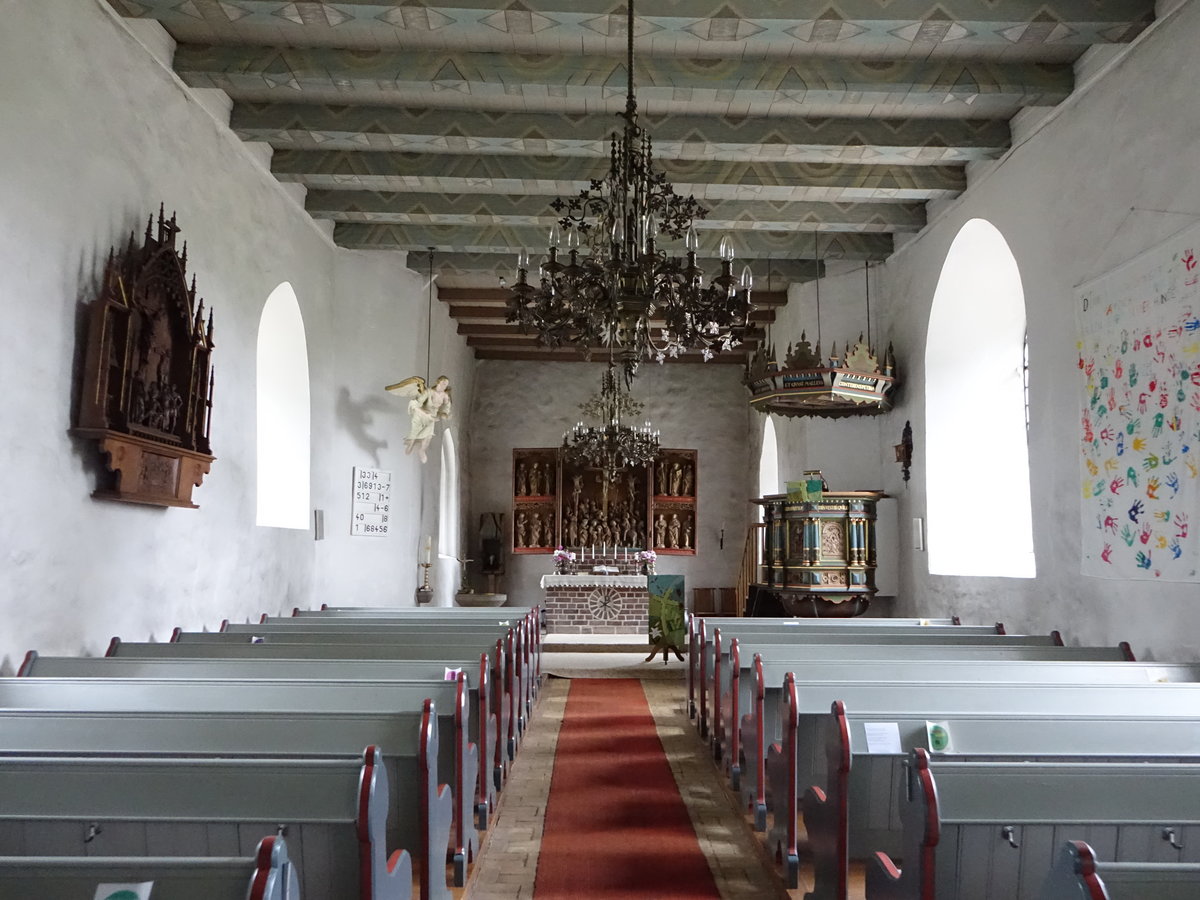 Tstrup, Innenraum der evangelischen St. Johannes Kirche, Kanzel von 1620, gotischer Schnitzaltar (25.09.2020)