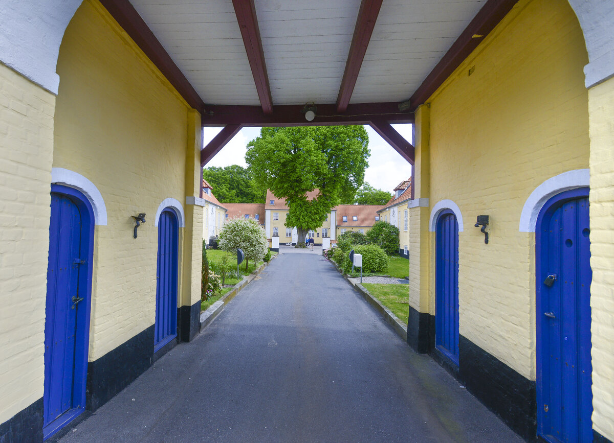 Toldgaarden ist ein kleiner Gebudekomplex am Haraldsdalvej in Padborg (deutsch Pattburg). Er wurde 1921 erbaut, kurz nachdem die heutige Staatsgrenze zwischen Dnemark und Deutschland festgelegt wurde. Toldgaarden diente bis 1994 als Dienstwohnungen fr die dnische Grenzpolizei. Dann wurde es verkauft und wird heute als private Wohnungsgenossenschaft A/B Toldgaarden betrieben. Aufnahme: 28. Mai 2023.