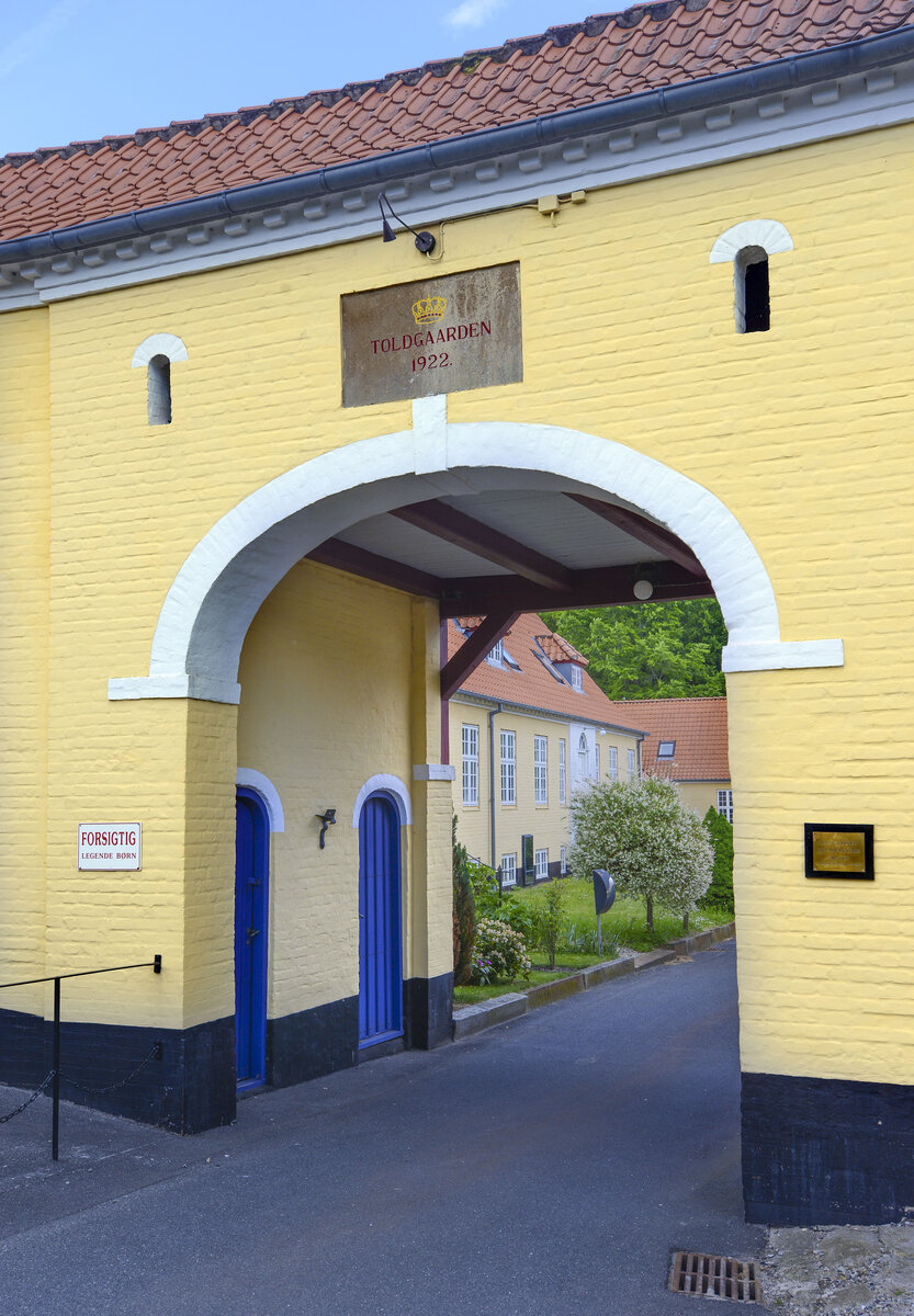 Toldgaarden ist ein kleiner Gebudekomplex am Haraldsdalvej in Padborg (deutsch Pattburg). Er wurde 1921 erbaut, kurz nachdem die heutige Staatsgrenze zwischen Dnemark und Deutschland festgelegt wurde. Toldgaarden diente bis 1994 als Dienstwohnungen fr die dnische Grenzpolizei. Dann wurde es verkauft und wird heute als private Wohnungsgenossenschaft A/B Toldgaarden betrieben. Aufnahme: 28. Mai 2023.